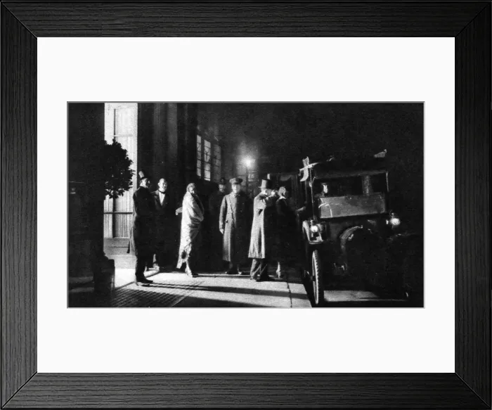Framed Print : The exterior of Murrays Nightclub, London (1920s) Framed Print : The exterior of Murrays Nightclub, London (1920s)