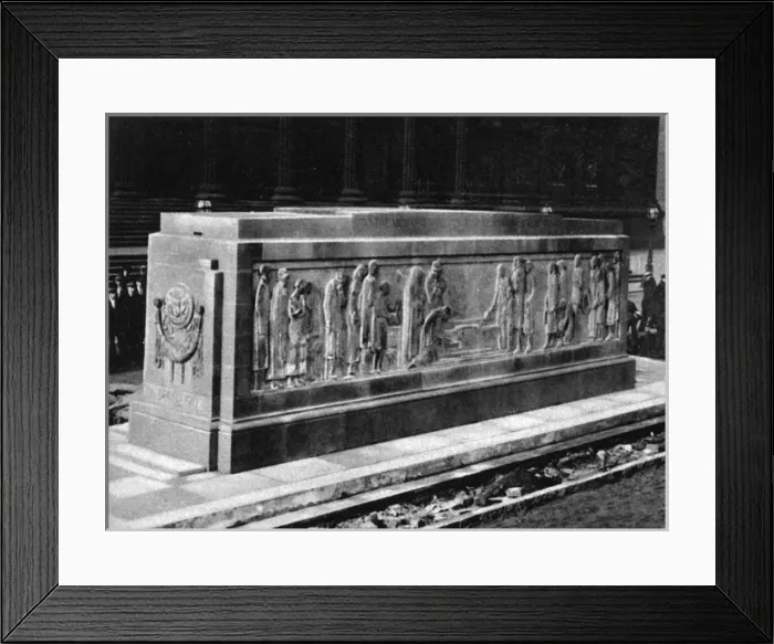Framed Print : Liverpools Cenotaph - view from Lime Street Framed Print : Liverpools Cenotaph - view from Lime Street