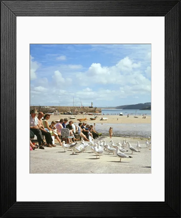 Framed Print : Holidaymakers feeding gulls, St Ives, Cornwall Framed Print : Holidaymakers feeding gulls, St Ives, Cornwall