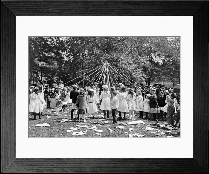 Framed Print : Children dancing around a Maypole in Central Park in New Yor Framed Print : Children dancing around a Maypole in Central Park in New Yor