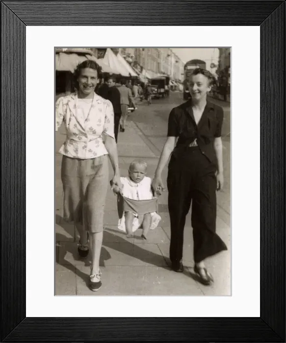 Framed Print : Mother baby and Mothers sister - Eastbourne, East Sussex Framed Print : Mother baby and Mothers sister - Eastbourne, East Sussex
