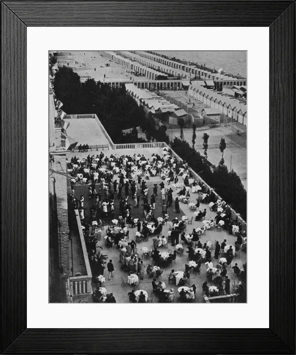 Framed Print : A Th頄ansant at a Lido hotel, 1925 Framed Print : A Th頄ansant at a Lido hotel, 1925