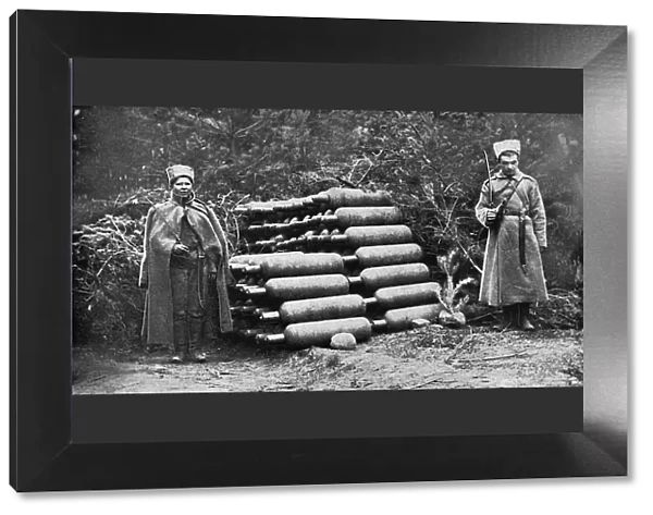 Two soldiers with gas canisters, eastern front, Russia, WW1