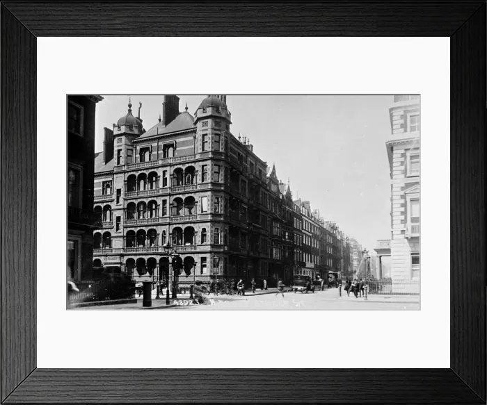 Framed Print : Harley Street from Cavendish Square, London Framed Print : Harley Street from Cavendish Square, London