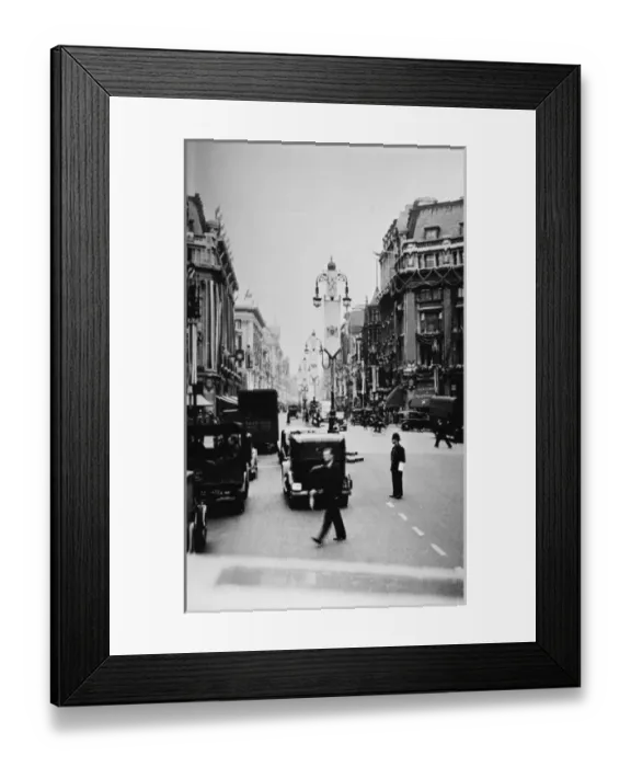 Framed Print : Busy scene at Oxford Circus, Central London Framed Print : Busy scene at Oxford Circus, Central London