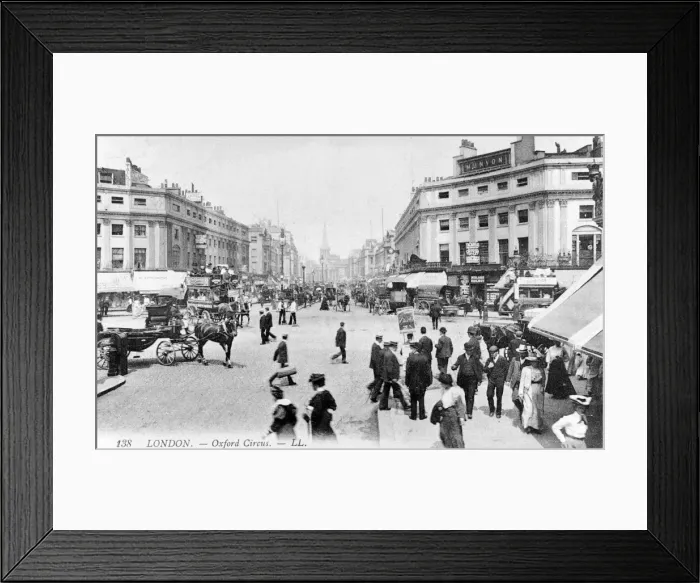 Framed Print : Busy scene at Oxford Circus, Central London Framed Print : Busy scene at Oxford Circus, Central London