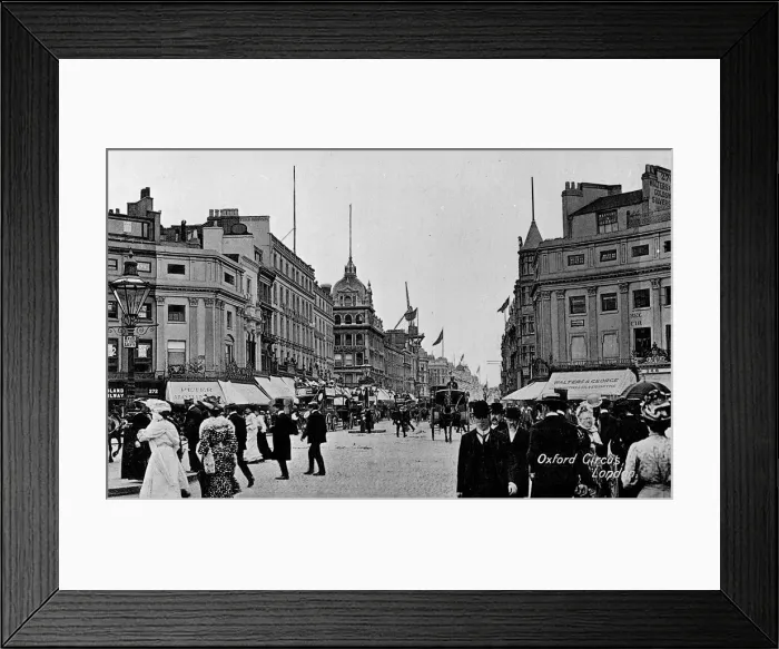 Framed Print : Busy scene at Oxford Circus, Central London Framed Print : Busy scene at Oxford Circus, Central London