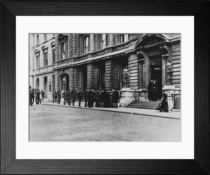 Framed Print : Bow Street Magistrates Court with policemen outside, London Framed Print : Bow Street Magistrates Court with policemen outside, London