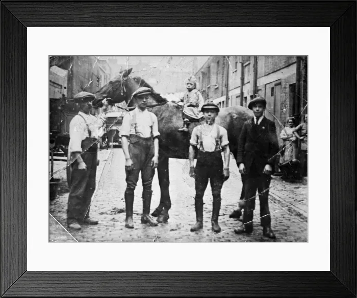 Framed Print : Family with horses, Huntsworth Mews, Marylebone, London Framed Print : Family with horses, Huntsworth Mews, Marylebone, London