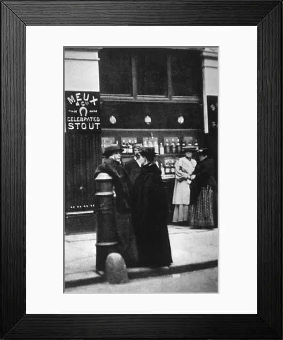 Framed Print : Whitechapel Pub Framed Print : Whitechapel Pub