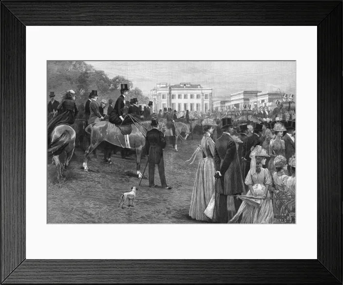 Framed Print : Fashionable people in Hyde Park, Central London Framed Print : Fashionable people in Hyde Park, Central London