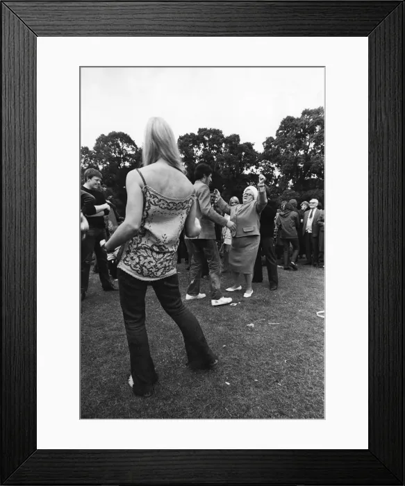 Framed Print : GRANNY BOOGIES / 60 S Framed Print : GRANNY BOOGIES / 60 S