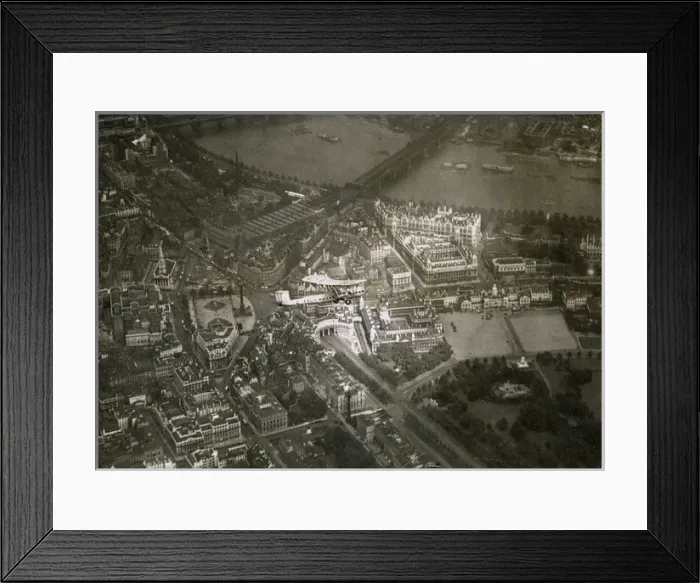 Framed Print : HANNIBAL OVER LONDON Framed Print : HANNIBAL OVER LONDON