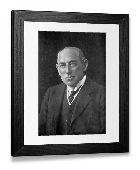 Framed Print : Low / Sir Sidney / Photo Framed Print : Low / Sir Sidney / Photo
