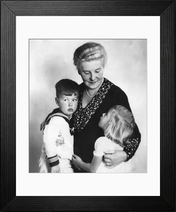 Framed Print : Grandmother / Children Framed Print : Grandmother / Children