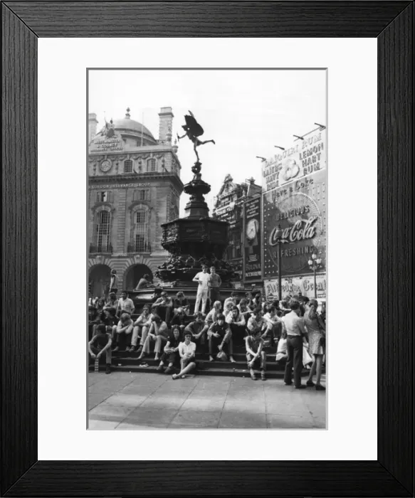 Framed Print : Hippies / Piccadilly 1969 Framed Print : Hippies / Piccadilly 1969