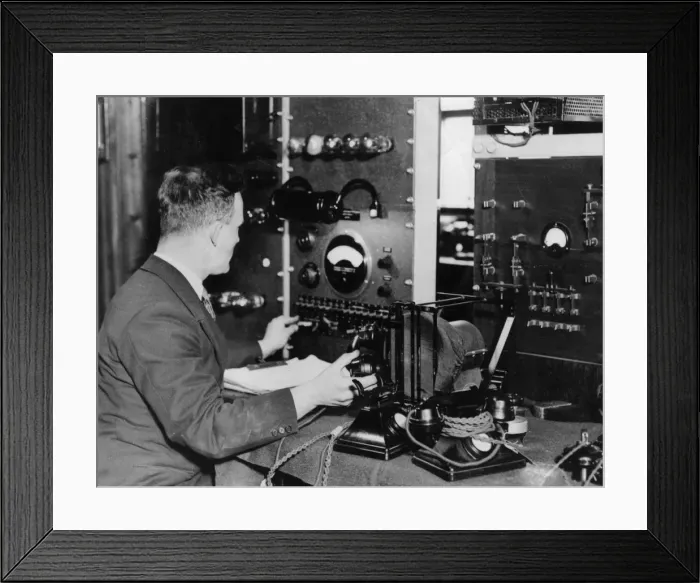 Framed Print : TELEPHONE TALKIE Framed Print : TELEPHONE TALKIE