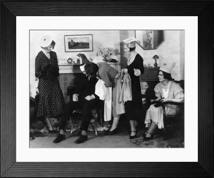 Framed Print : SHOPPING PARTY GAME Framed Print : SHOPPING PARTY GAME