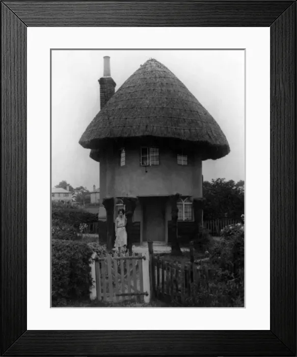 Framed Print : Thatched Cottage, Harlow Framed Print : Thatched Cottage, Harlow