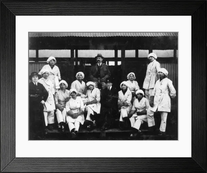 Framed Print : Group photo, munitions factory workers, Hereford, WW1 Framed Print : Group photo, munitions factory workers, Hereford, WW1