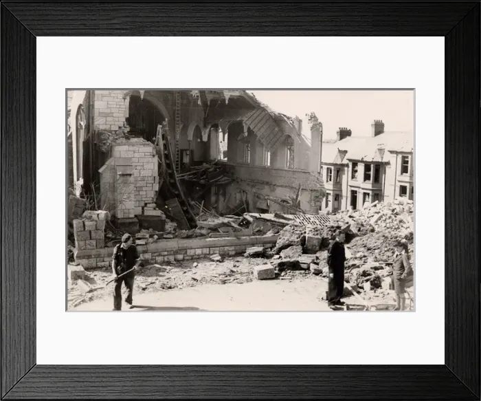 Framed Print : Plymouth. A typical scene in the Blitzed city of Plymouth - clearing debris Framed Print : Plymouth. A typical scene in the Blitzed city of Plymouth - clearing debris