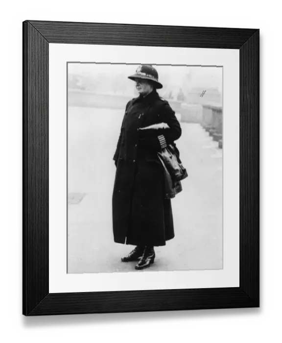 Framed Print : Woman police officer on duty, London Framed Print : Woman police officer on duty, London