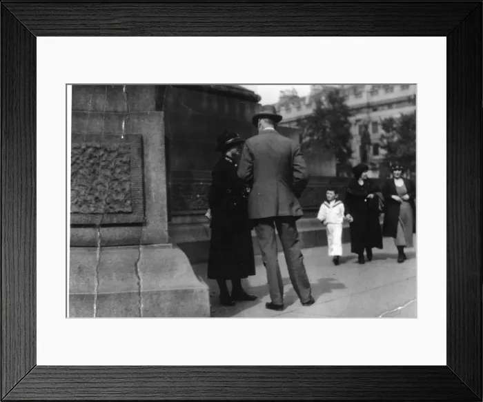 Framed Print : Woman police officer chatting to a pedestrian, London Framed Print : Woman police officer chatting to a pedestrian, London