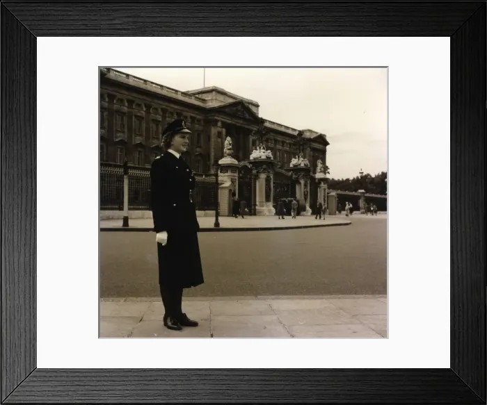 Framed Print : Woman police officer on duty in Central London Framed Print : Woman police officer on duty in Central London