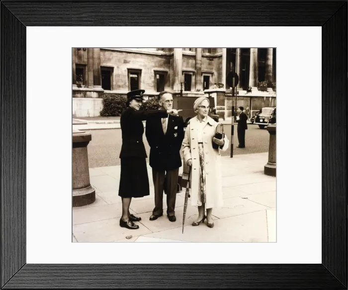 Framed Print : Woman police officer on duty in Central London Framed Print : Woman police officer on duty in Central London