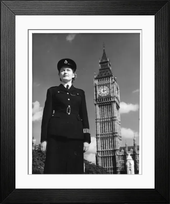 Framed Print : Woman police officer on duty in Westminster, London Framed Print : Woman police officer on duty in Westminster, London