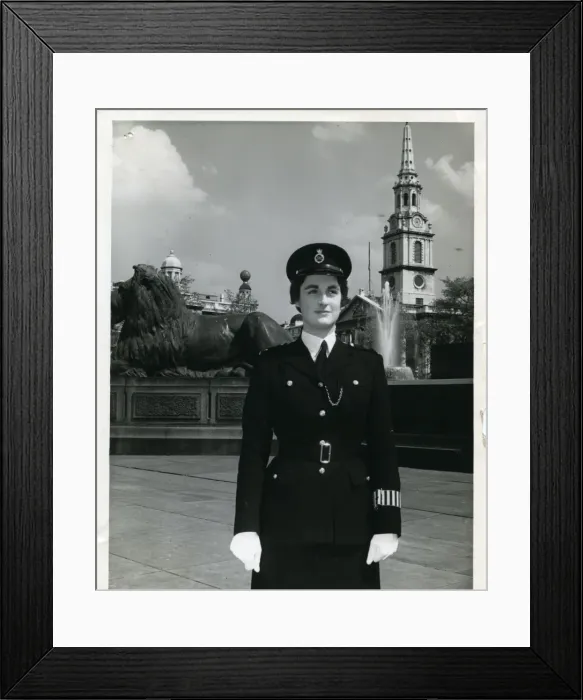 Framed Print : Woman police officer on duty in Central London Framed Print : Woman police officer on duty in Central London