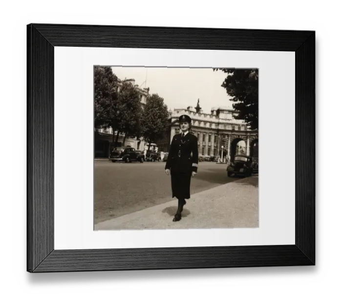 Framed Print : Woman police officer on duty in Central London Framed Print : Woman police officer on duty in Central London
