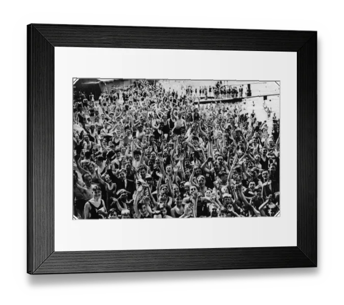 Framed Print : Bathers at the Open Air Baths in Lansburys Lido Framed Print : Bathers at the Open Air Baths in Lansburys Lido
