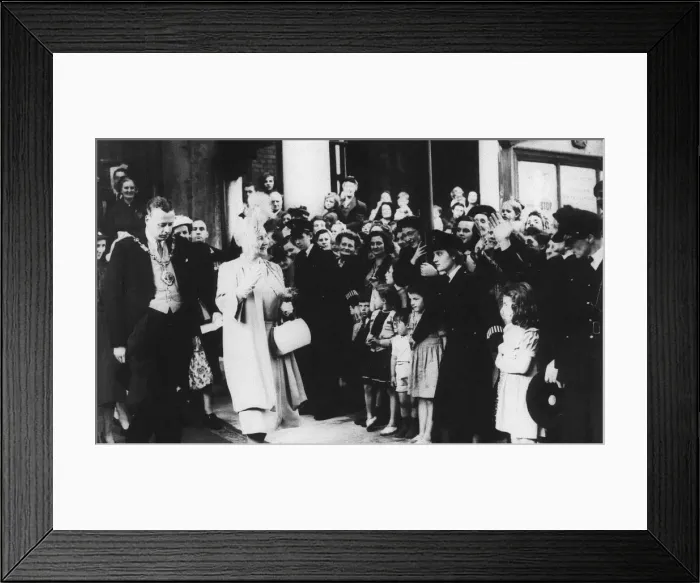 Framed Print : Women police officers on duty in London Framed Print : Women police officers on duty in London