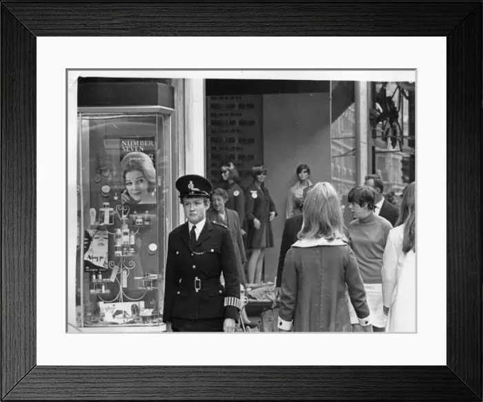 Framed Print : Woman police officer in street, London Framed Print : Woman police officer in street, London