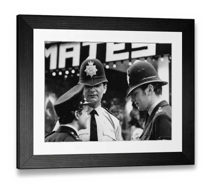 Framed Print : Woman police officer in street, London Framed Print : Woman police officer in street, London