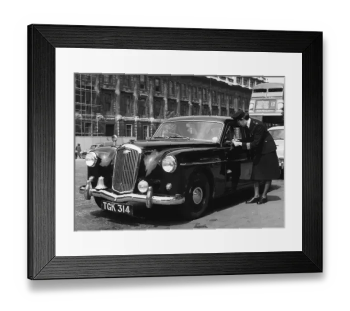 Framed Print : Woman police officer standing by a car, London Framed Print : Woman police officer standing by a car, London