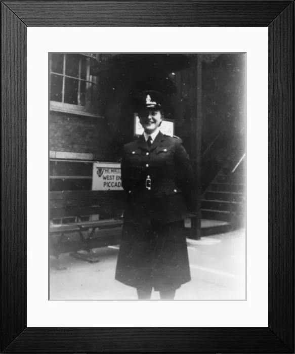 Framed Print : Woman police officer near Pall Mall, London Framed Print : Woman police officer near Pall Mall, London