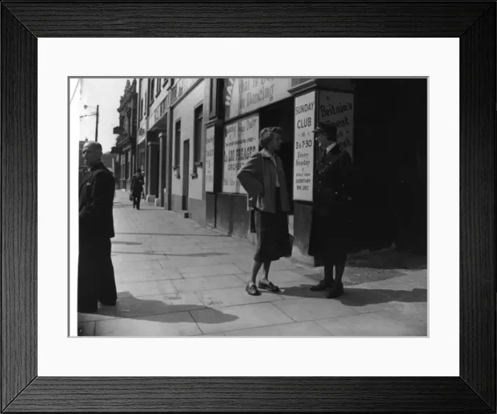 Framed Print : Two women police officers in Hammersmith, London Framed Print : Two women police officers in Hammersmith, London