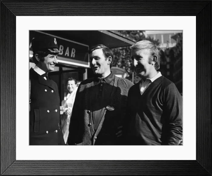 Framed Print : Woman police officer with two men on a London street Framed Print : Woman police officer with two men on a London street