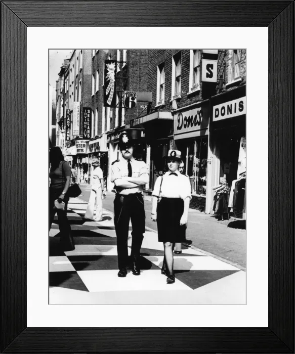 Framed Print : Male and female police officers on duty in London Framed Print : Male and female police officers on duty in London
