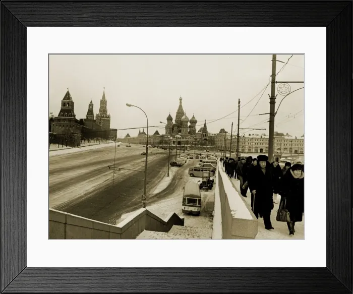Framed Print : View of Red Square with Russian tourists, Moscow Framed Print : View of Red Square with Russian tourists, Moscow