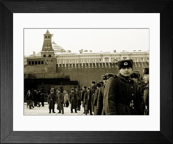 Framed Print : Red Army soldiers outside the Kremlin, Moscow Framed Print : Red Army soldiers outside the Kremlin, Moscow