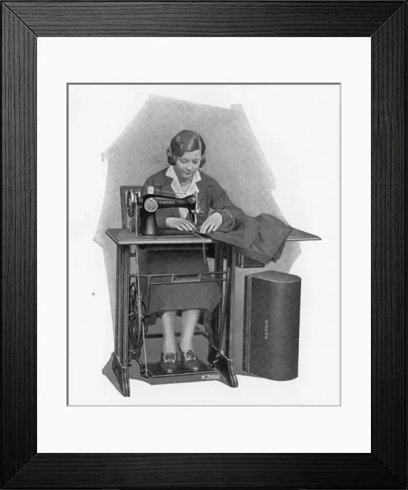 Framed Print : Singer Sewing Machine - Dressmakers machine Framed Print : Singer Sewing Machine - Dressmakers machine