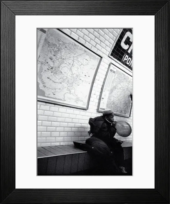 Framed Print : Boy on Pris Metro platform with balloon Framed Print : Boy on Pris Metro platform with balloon