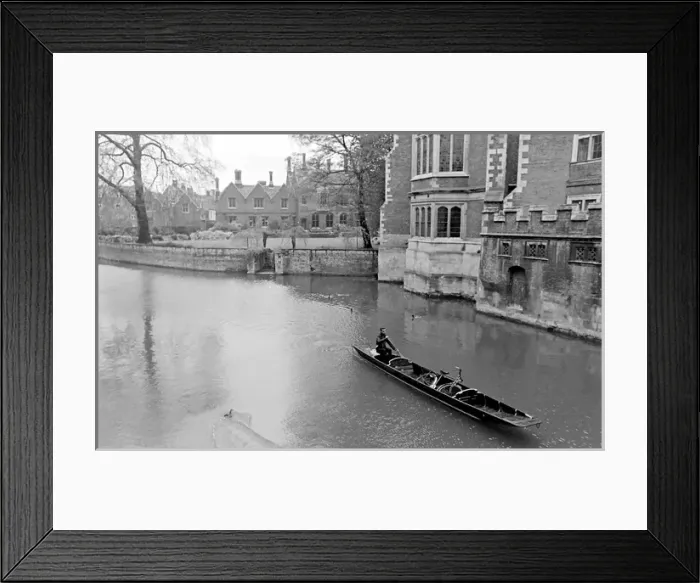 Framed Print : Punting on the river, Cambridge University Framed Print : Punting on the river, Cambridge University