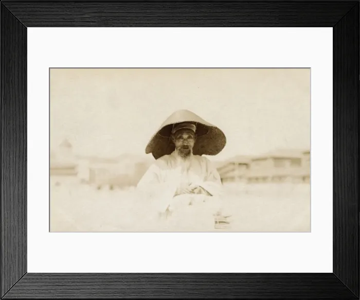Framed Print : Elderly Chinese man in wide-brimmed traditional hat Framed Print : Elderly Chinese man in wide-brimmed traditional hat