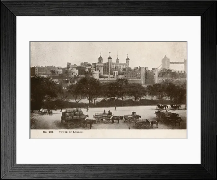 Framed Print : The Tower of London and Tower Bridge (in background) Framed Print : The Tower of London and Tower Bridge (in background)