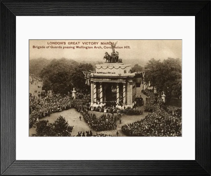 Framed Print : WW1 - The Great Victory March - passing Wellington Arch Framed Print : WW1 - The Great Victory March - passing Wellington Arch