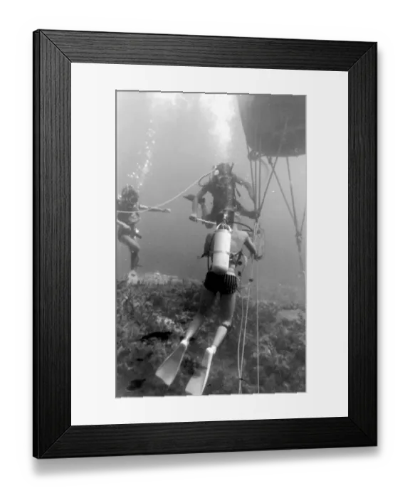 Framed Print : Divers with underwater house off the coast of Malta Framed Print : Divers with underwater house off the coast of Malta